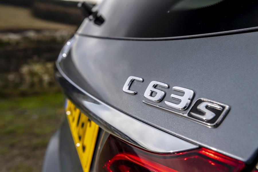 Логотип Mercedes-AMG C63 S Estate (S205) 2018 года  (UK) (фото 15 из 36)
